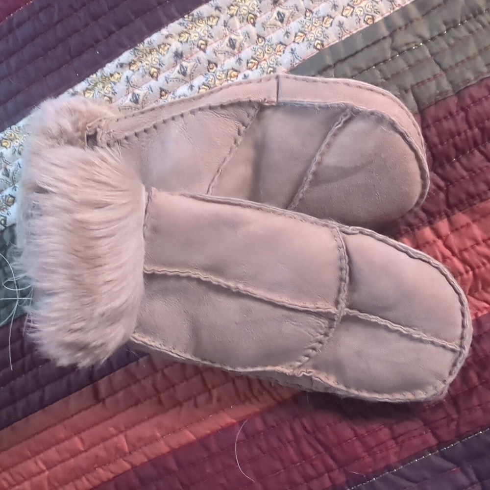PORTOLANO* taupe suede shearling lined winter mittens size M ladies NWOT